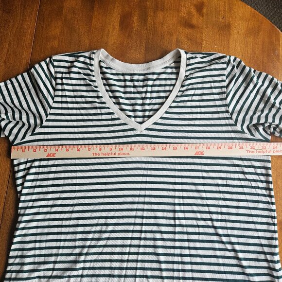 Universal Standard V Rex short sleeve t-shirt, bone/botanic (green) stripe, sz M - Picture 7 of 9